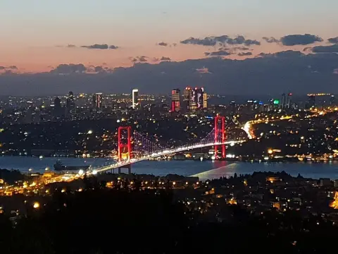 Büyük Çamlıca Tepesi: İstanbul'un En Yüksek Noktasından Şehri Keşfedin