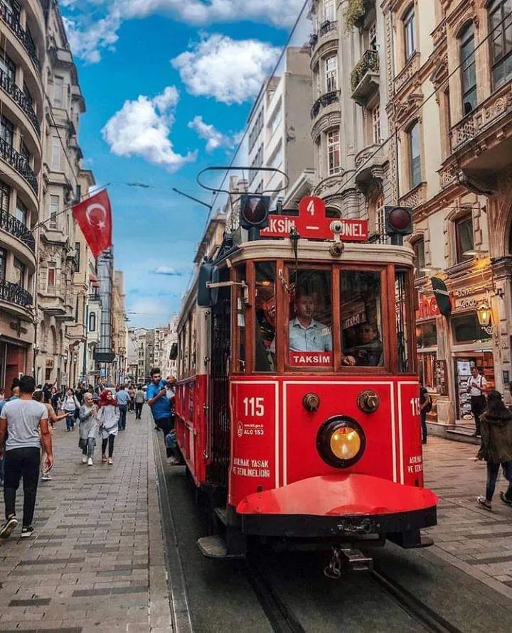 Taksim Meydanı: İstanbul'un Nabzı
