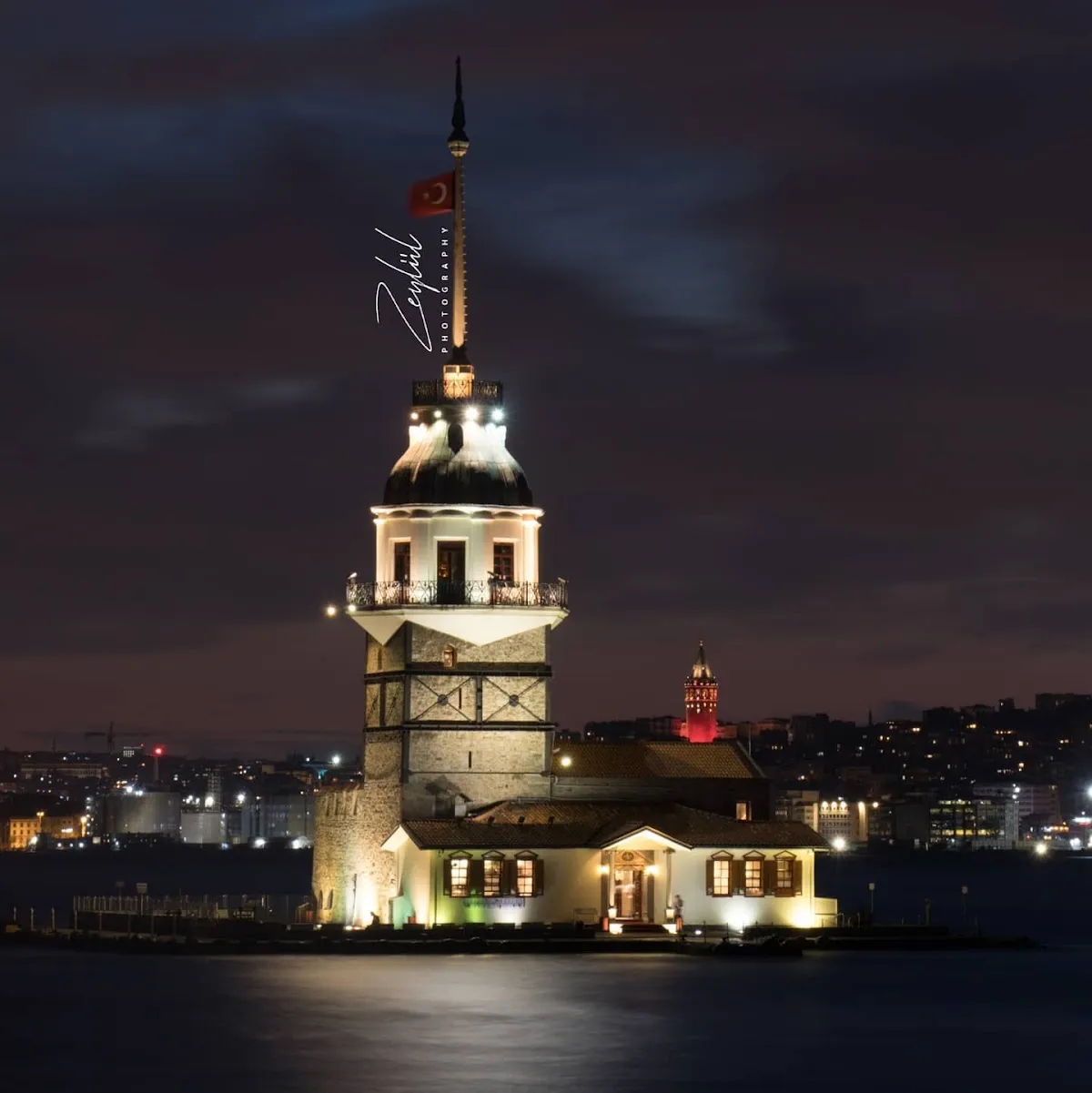 Kız Kulesi: İstanbul Boğazı'nın İkonik Tarihi Yapısı
