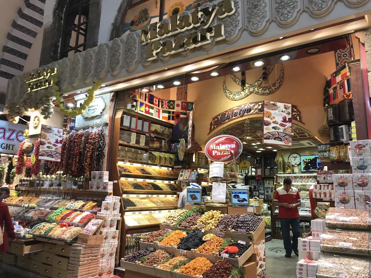 Mısır Çarşısı: İstanbul'un Renkli Baharat ve Ticaret Merkezi