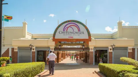 Chitungwiza Town Center - Zimbabve'nin Canlı Alışveriş ve Sosyal Merkezi
